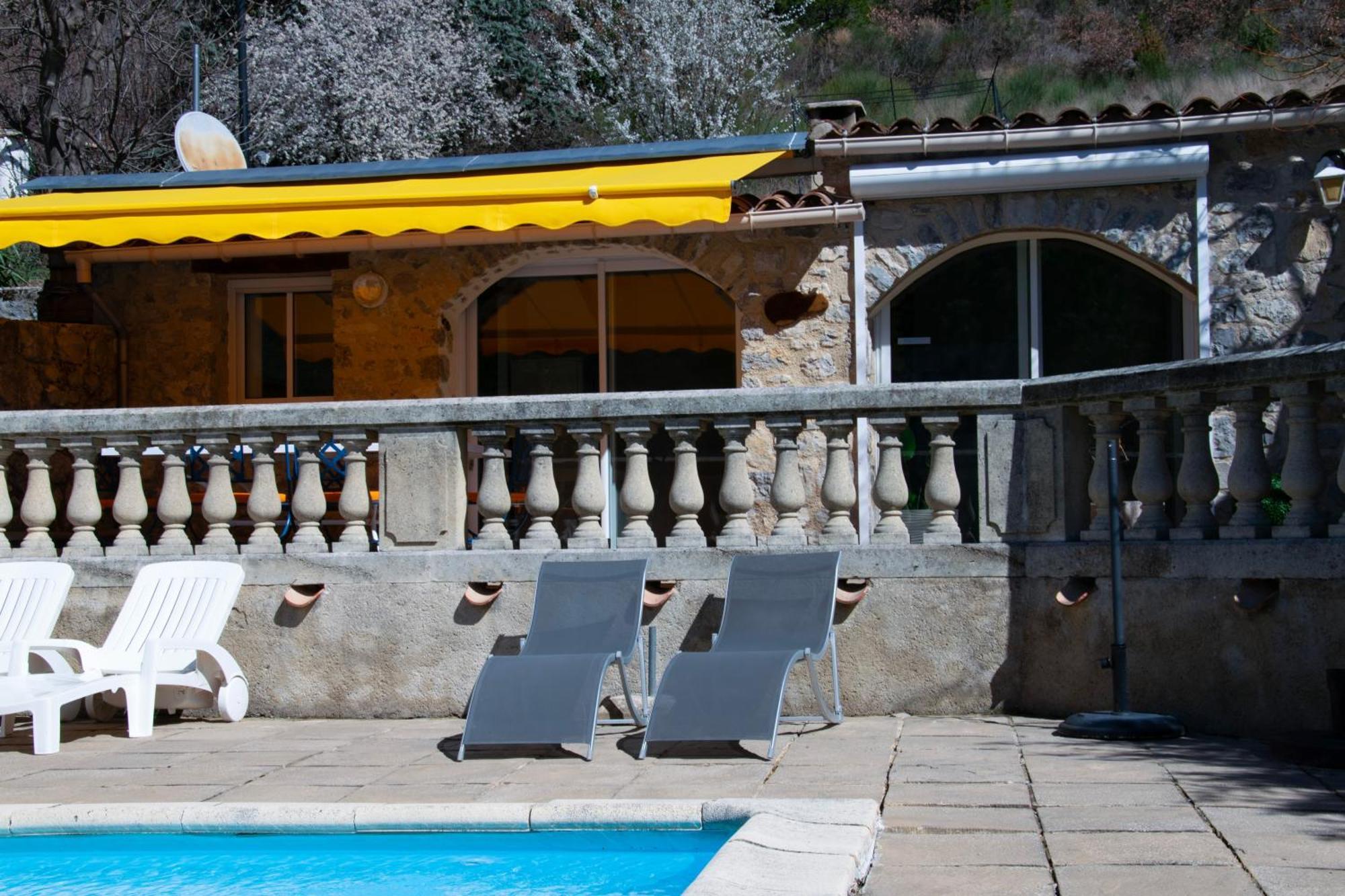 Hostal Les Grands Prés des Baronnies La Roche-sur-le-Buis Exterior foto